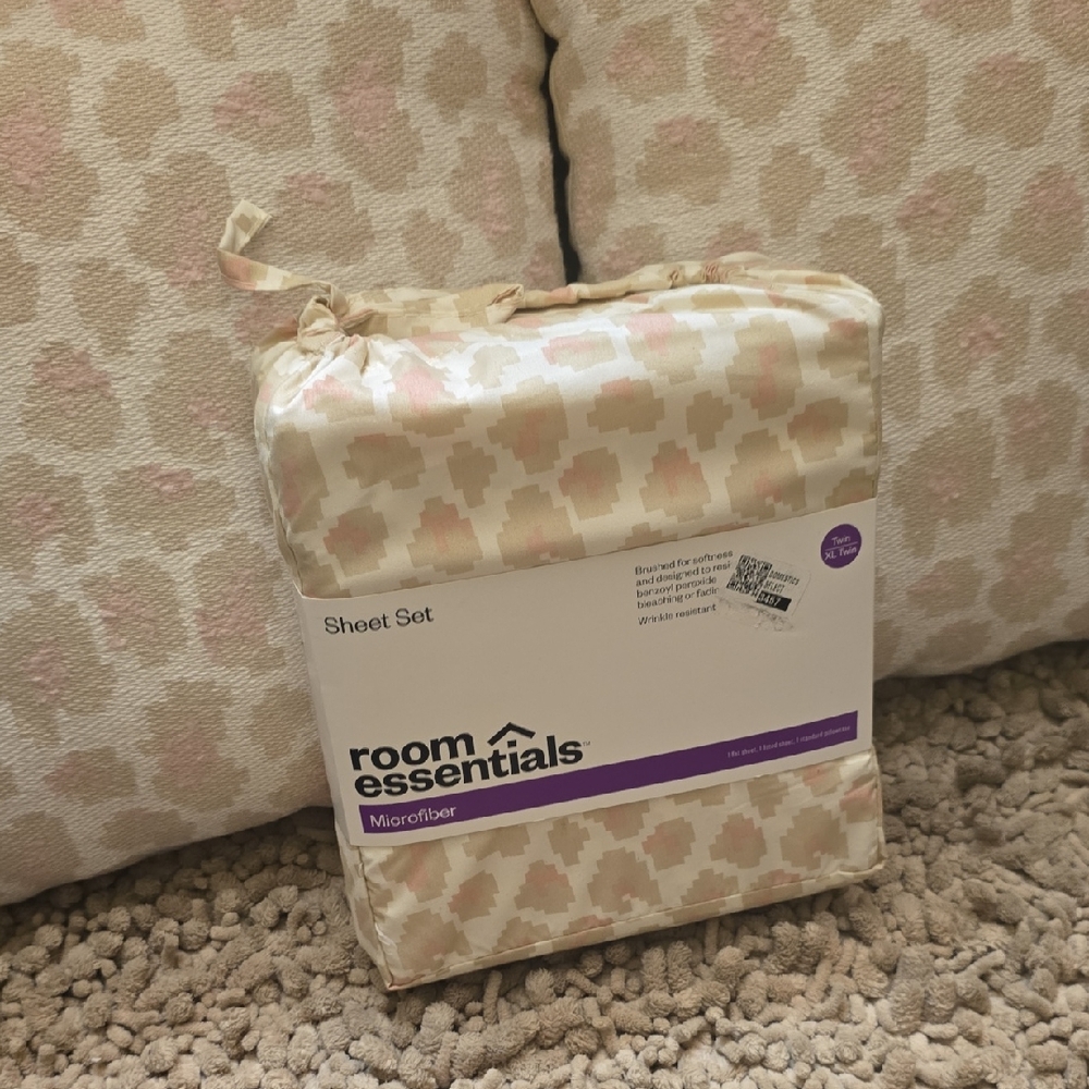 New Room Essentials Microfiber Sheet Set Cream and Pink‎ 2 Matching Pillows